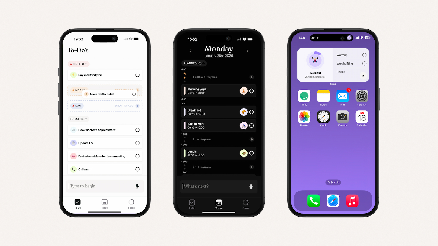 「Tiimo」アプリの3つのスクリーンショットのコラージュ。1つ目には、白い背景にTo Doリストが表示されています。2つ目には、黒い背景にカレンダーの月曜日のエントリが表示されています。3つ目のスクリーンショットではTiimoのウィジェットが開いており、「Warmup」、「Weightlifting」、「Cardio」のリスト項目とワークアウトタイマーが表示されています。